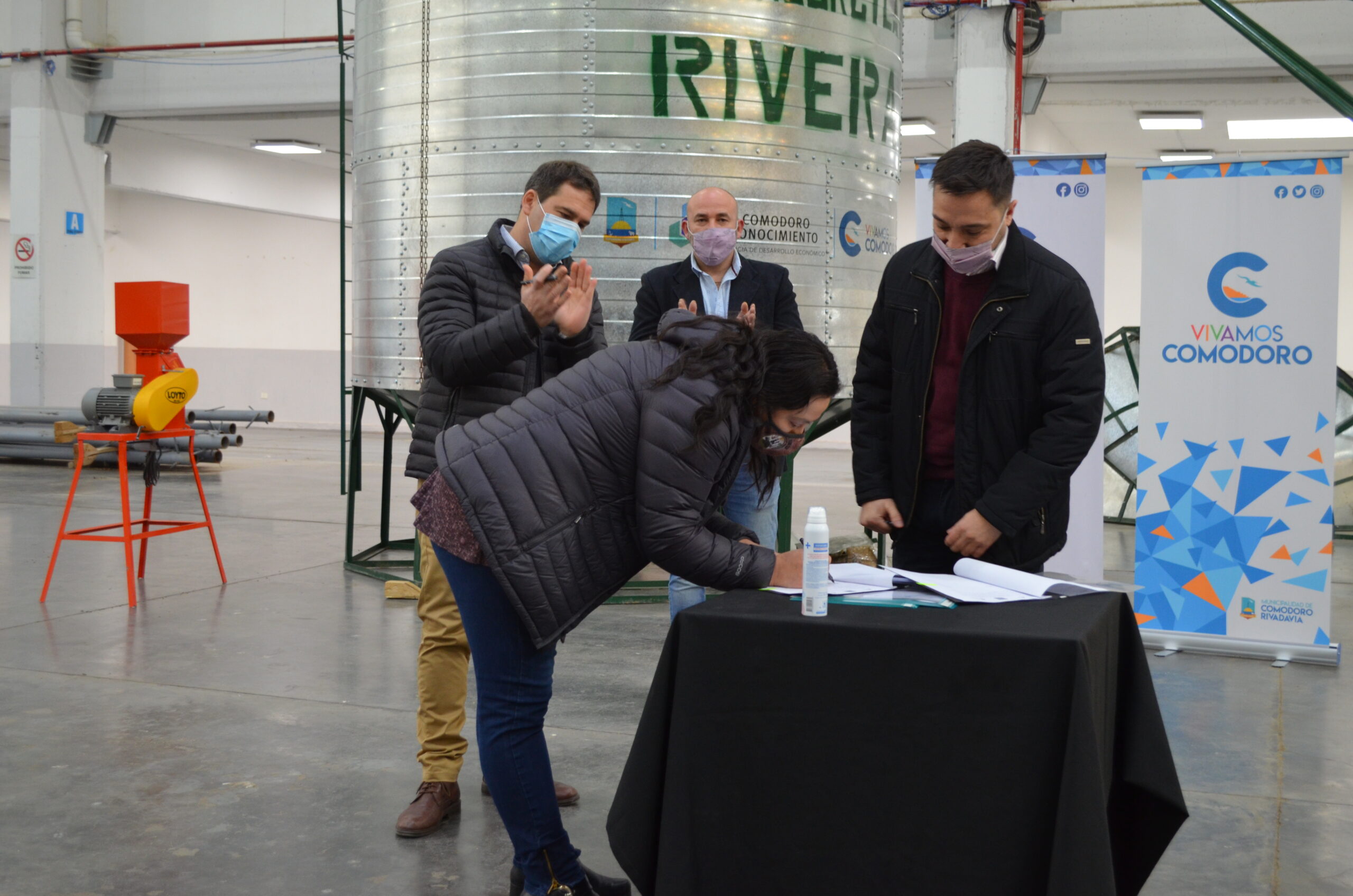 Entrega de maquinaria agrícola al sector productivo local