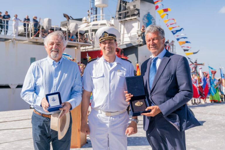 Othar recibió a la tripulación del buque búlgaro San Cirilo y San Metodio Naval en su segunda visita a la ciudad