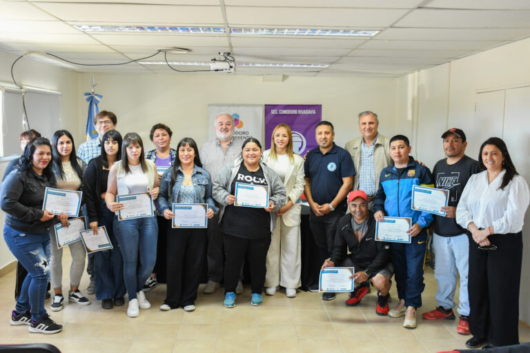 Comodoro Conocimiento y UOCRA entregaron certificaciones en colocación de adoquines