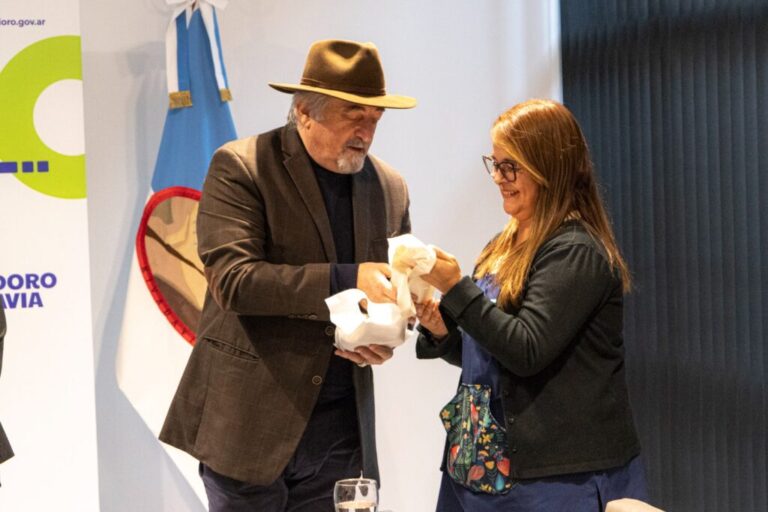 Presentaron a la nueva vicedirectora de la Escuela Municipal ante el intendente